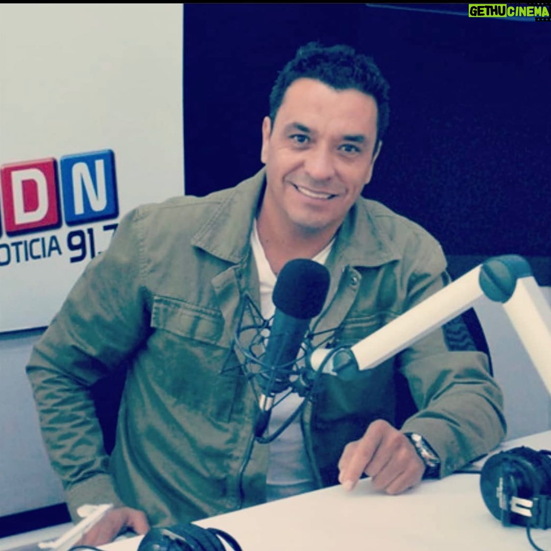 Claudio Palma - 6K Likes - Yo fui auditor más que televidente desde muy pequeño. Crecí escuchando Emisoras AM.
Tenía mi radio transistor, y agarraba señales de radios mendocinas , siempre atrapado por las voces.
Quiero aprovechar de saludar a todos lo que día a día trabajan en este maravilloso mundo.
#diadeltrabajadorradial #radio #felizdia 🎙