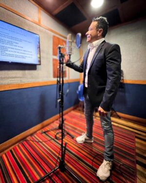 Claudio Palma Instagram - Grabando para comercial Vivo, junto a @1984.lat 🎙.