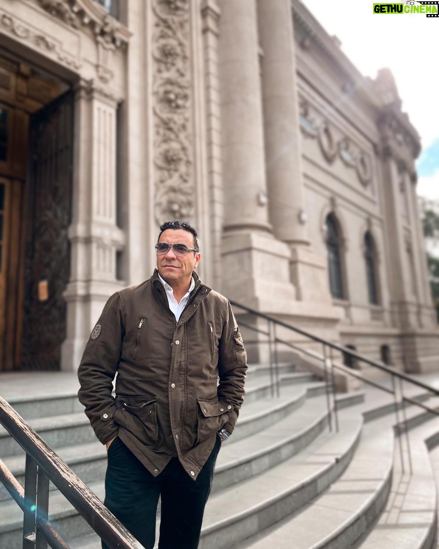 Claudio Palma - 10.3K Likes - Disfrutando con mi hija Javi este martes feriado, en el Museo de Bellas Artes y Teleférico de Santiago ✨.
.
#panorama #santiago #feriado #martes #chile #arte