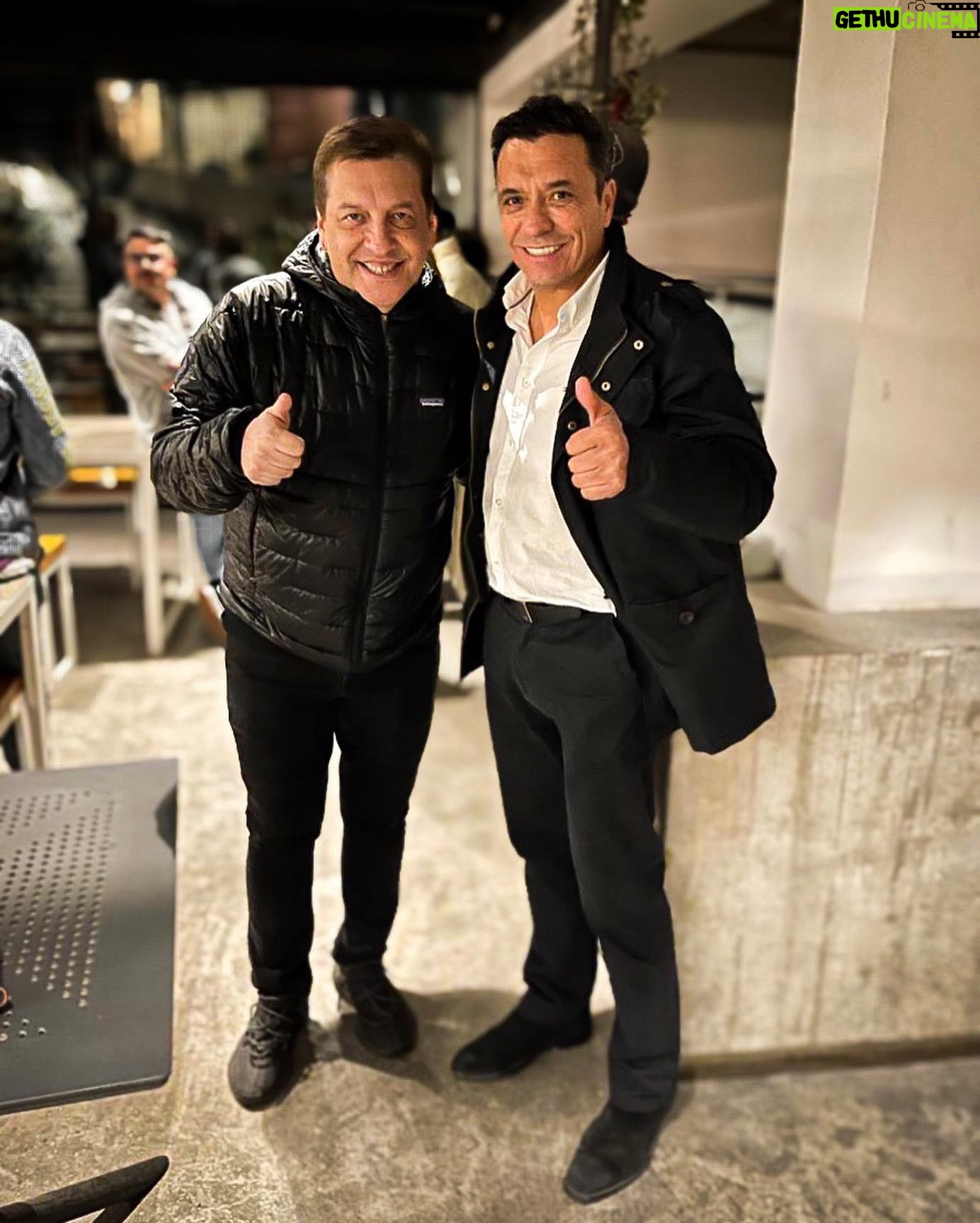 Claudio Palma - 4K Likes - Gran invitación de productora @soy.high con el único @jcrodriguezoriginal
Solo quedan vestigios de la vieja Radio Santiago en donde trabajé el 90.
.
.
#radio #momentos #trabajo #chile #power