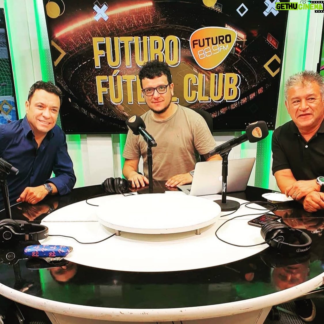 Claudio Palma - 6K Likes - Yo fui auditor más que televidente desde muy pequeño. Crecí escuchando Emisoras AM.
Tenía mi radio transistor, y agarraba señales de radios mendocinas , siempre atrapado por las voces.
Quiero aprovechar de saludar a todos lo que día a día trabajan en este maravilloso mundo.
#diadeltrabajadorradial #radio #felizdia 🎙
