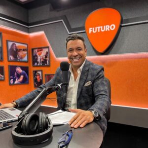 Claudio Palma Instagram - Yo fui auditor más que televidente desde muy pequeño. Crecí escuchando Emisoras AM. 
Tenía mi radio transistor, y agarraba señales de radios mendocinas , siempre atrapado por las voces. 
Quiero aprovechar de saludar a todos lo que día a día trabajan en este maravilloso mundo.
#diadeltrabajadorradial #radio #felizdia 🎙