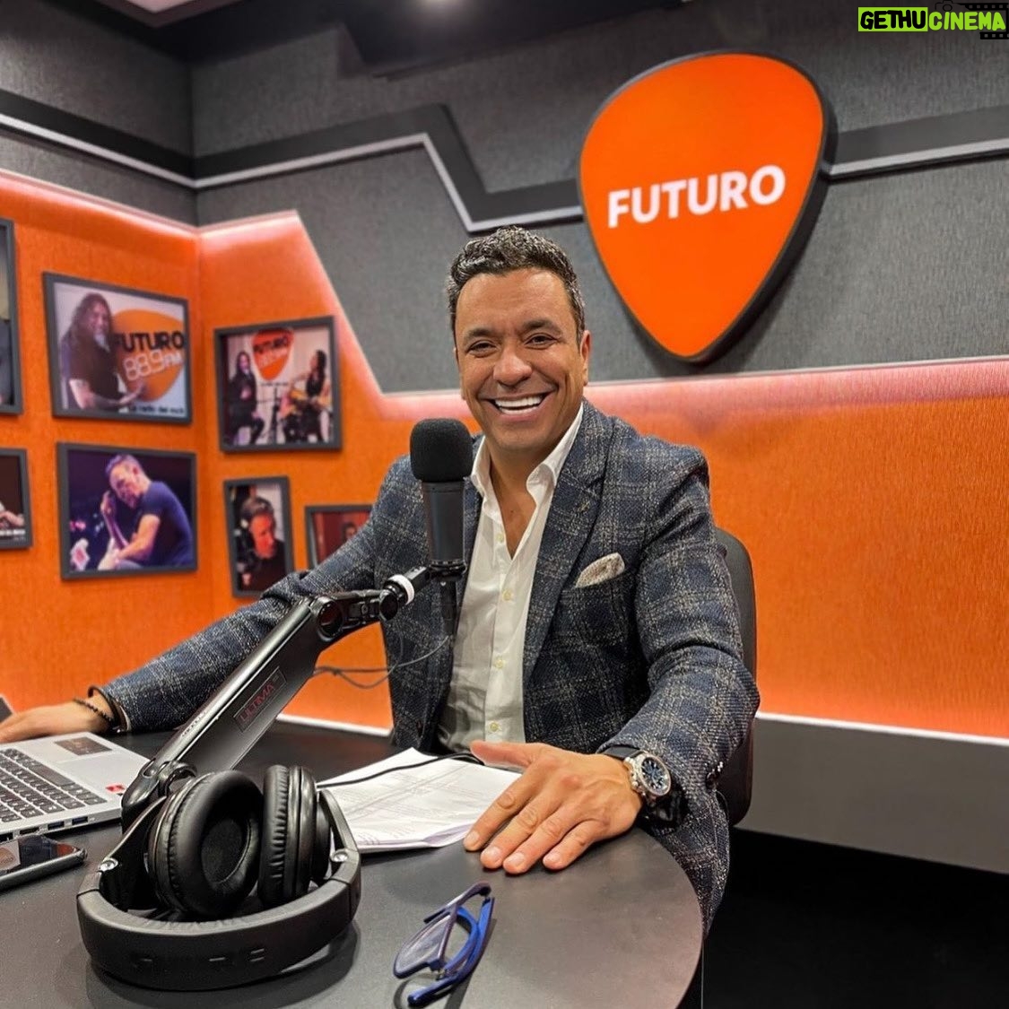 Claudio Palma - 6K Likes - Yo fui auditor más que televidente desde muy pequeño. Crecí escuchando Emisoras AM.
Tenía mi radio transistor, y agarraba señales de radios mendocinas , siempre atrapado por las voces.
Quiero aprovechar de saludar a todos lo que día a día trabajan en este maravilloso mundo.
#diadeltrabajadorradial #radio #felizdia 🎙