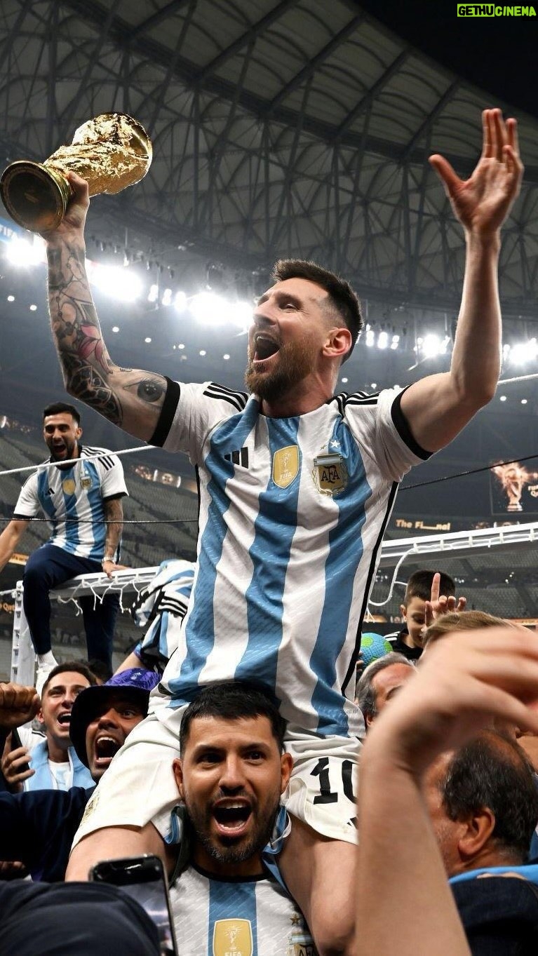 Claudio Palma - 2.3K Likes - Esta emocionante final puso broche de oro al Mundial de Qatar 2022. Si bien La Roja no pudo estar presente en esta cita planetaria, disfruté cada uno de los partidos. Sin embargo, esto no habría sido posible sin el gran equipo de Chilevisión. Solo felicitaciones a los vencidos y a los vencedores de esta Copa del Mundo. 🏆⚽️
