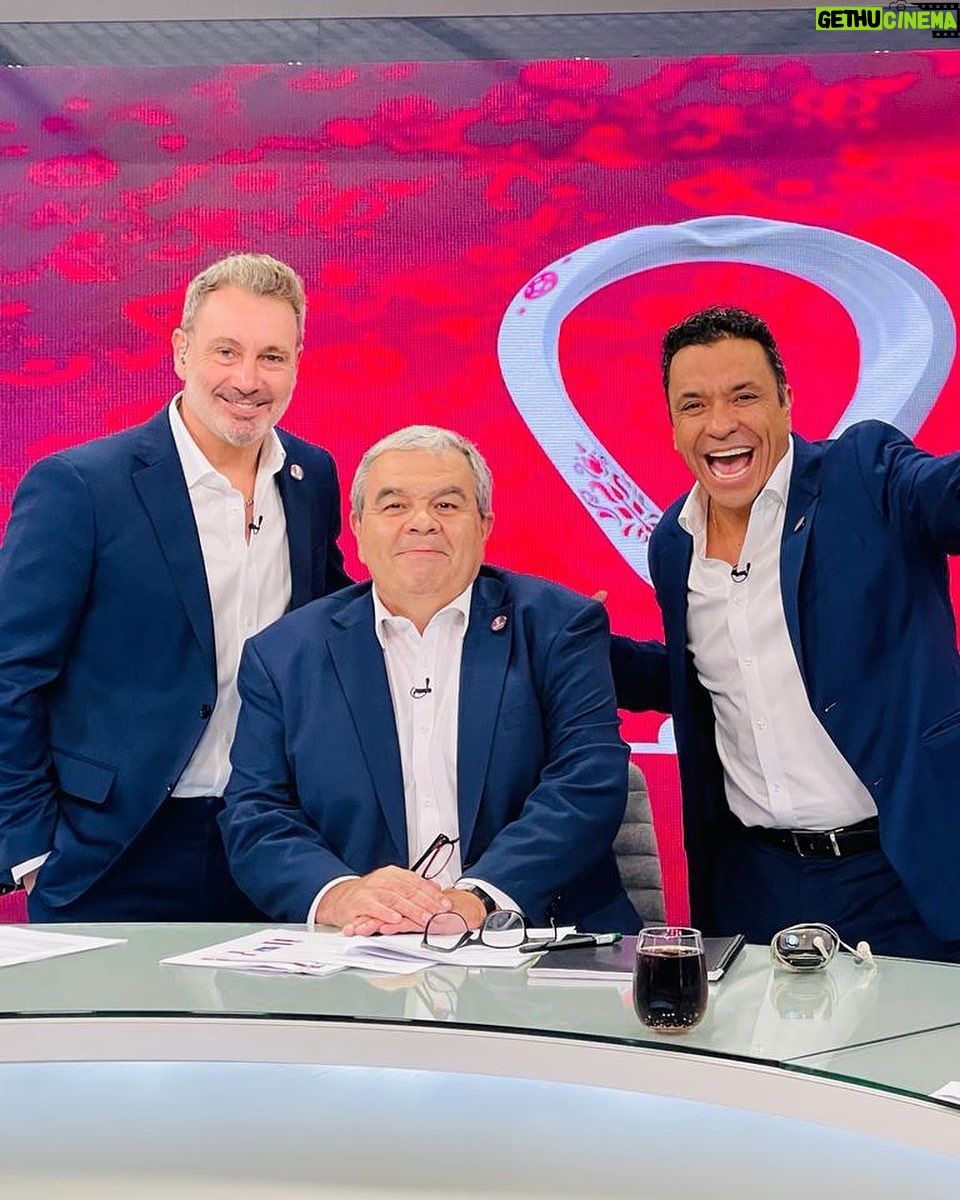 Claudio Palma - 2K Likes - Junto a @marcelobarti y Aldo , seguimos haciendo Qatar por @chilevision 🇶🇦⚽️🏆
.
#qatar2022 #mundial #futbol #mundo