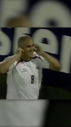 Claudio Palma Instagram - El hombre venido del planeta Gol. 🪐⚽️ Spot del recuerdo previo a la Copa América Argentina 2011.