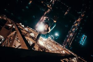 Clément Dumais Instagram - Demain, la vidéo la plus importante de notre chaîne ! Énorme dinguerie en perspective.
▪
Avec ces 3 indices, allez vous trouver de quelle vidéo il s’agit ? Je pense la question elle est vite répondue en vrai !
▪
Ces photos et cet extrait vidéo resteront gravés à jamais dans ma mémoire, très heureux de pouvoir vous en parler demain sur notre chaîne à 18h ! 🥰
▪
📸 @paulrdb
▪
#paris #metro #metrosurfing #toureiffel #shooting #eiffeltower #exploration #photography #ninjawarrior #climbing #parkour #freeclimbing #architecture #explore #sport #hittheroad #escalade #grimpe #artdudeplacement #fit #fitfam #teamshape #infiltration #urbex #roof #roofculture #proces #jump #model #photoshoot