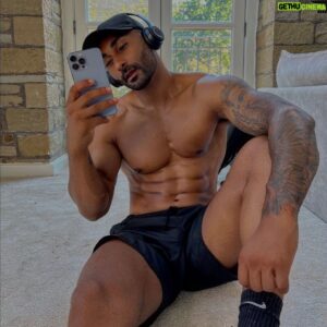 Clint Gordon Instagram - Home workout
#fitness #homeworkout #fitnessmotivation 
##healthylifestyle #lifestyle #workout #mensfitness