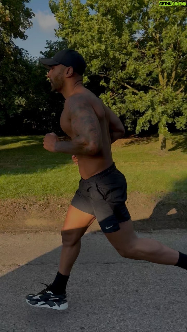 Clint Gordon - 1.2K Likes - Sundays..
#sundaymornings #fitness #exercise #morningmotivation