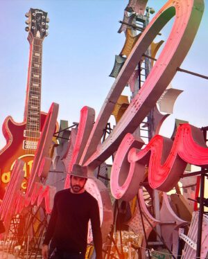 Clive Standen Instagram - Neon 🦴yard