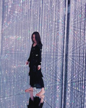 Clover Kao Instagram - 這次去東京teamlab 待最久的地方
可以一直看著那些光影掉入幻想漩渦🌀

帶著 @33isagoodgirl__studio 的洋裝跟罩衫舒服旅行🫶🏻