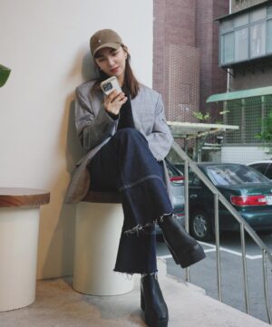 Clover Kao Instagram - 前高後高的黑靴一穿上去
整個比例可以騙大家我腰部以下都是腿😆
現在 @dafshoes 有雙12活動
大家可以去逛一下～
買了就知道
騙大家自己有180的感覺是什麼🤪

#dafshoes