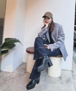 Clover Kao Instagram - 前高後高的黑靴一穿上去
整個比例可以騙大家我腰部以下都是腿😆
現在 @dafshoes 有雙12活動
大家可以去逛一下～
買了就知道
騙大家自己有180的感覺是什麼🤪

#dafshoes