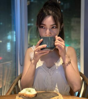 Clover Kao Instagram - 「牛排」對我來說，是一道經典且約會必點美食！
每次看電影，男女主角約會，哪次不點牛排的？
這次去 @lazy_point 吃了8/21才熱騰騰上市的
「Back to the Golden Classic經典牛排套餐」
簡直太對我的胃了！
本來就很愛他的松露卡布奇諾濃湯，松露味超濃
配上牛排那種滿足感真的很爽😆
牛排的熟度也是恰到好處，紐約客牛排12 oz 
兩個人約會吃是剛剛好的飽度👍🏻
搭配兩杯紅酒下肚，就可以微醺又滿足的回家啦！

告訴大家一個好康：
九月底前，點這個套餐然後限動標記「Lazy Point 」或Google 評論五星並提及牛排的回饋（二選一），就可以免費獲得紅酒兩杯喔！

另外我每次來Lazy Point ，看著他們的樹懶擺飾，就覺得很有親切感⋯⋯😆😆

#lazypoint 
#牛排經典不敗