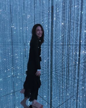 Clover Kao Instagram - 這次去東京teamlab 待最久的地方
可以一直看著那些光影掉入幻想漩渦🌀

帶著 @33isagoodgirl__studio 的洋裝跟罩衫舒服旅行🫶🏻