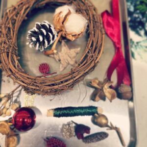 Clover Kao Instagram - 近期最療癒的活動：聖誕手作花圈🎄
毛茸茸小狐狸真的可愛到瘋掉🥹🥹
12/6前可以去統一時代百貨6樓
@resanaflower 臨時櫃做花圈
不用擔心很難
老師手把手一步一步教你！
（而且真的不難啦！）
會怕的話也有現成的花圈跟小聖誕樹可以買！
12/6前來不及去也沒關係
12/6之後還是可以去花藝工作室做喔！
想要的趕快私訊 @resanaflower