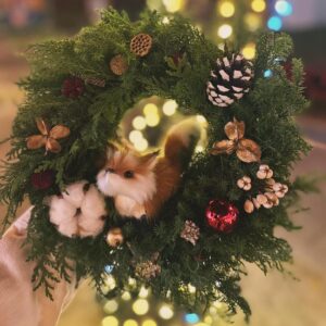 Clover Kao Instagram - 近期最療癒的活動：聖誕手作花圈🎄
毛茸茸小狐狸真的可愛到瘋掉🥹🥹
12/6前可以去統一時代百貨6樓
@resanaflower 臨時櫃做花圈
不用擔心很難
老師手把手一步一步教你！
（而且真的不難啦！）
會怕的話也有現成的花圈跟小聖誕樹可以買！
12/6前來不及去也沒關係
12/6之後還是可以去花藝工作室做喔！
想要的趕快私訊 @resanaflower