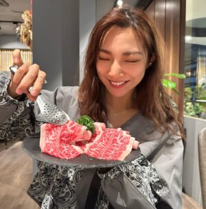 Clover Kao Instagram - 來跟大家分享
這次去 @chikuenshabu 吃高級火鍋😍
當天點了超級爽的沙母套餐！！
套餐內容超級豐富～～
除了超猛的海鮮 沙母拼盤
還有前菜 刺身盤 燉豬肉
加上一盤嫩嫩的美國牛小排
最後還有好吃的甜點做結尾💗
我們還另外加點了心型壽司蛋糕跟兩貫黃金和牛壽司來吃
壽司蛋糕超級可愛
很適合有重要節日來喔！（需提前預訂）
結果吃完整個飽到差點出不了門😂
另外我要大力讚揚的是
他們的桌邊服務超級棒
幫我們煮好海鮮之後
還幫我們剝殼、切好方便我們入口
海鮮跟肉都是吃得出新鮮！
最後沙母蛋留著煮成粥 松露一起吃
濃郁的鮮味簡直太美味了🥺🥺
推薦大家聚餐或慶祝節日可以去體驗🧡🧡🧡

@chikuenshabu
