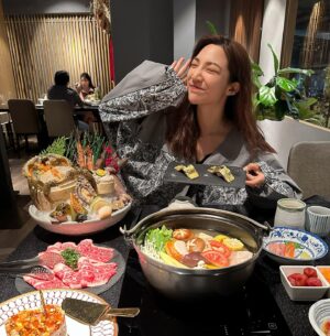 Clover Kao Instagram - 來跟大家分享
這次去 @chikuenshabu 吃高級火鍋😍
當天點了超級爽的沙母套餐！！
套餐內容超級豐富～～
除了超猛的海鮮 沙母拼盤
還有前菜 刺身盤 燉豬肉
加上一盤嫩嫩的美國牛小排
最後還有好吃的甜點做結尾💗
我們還另外加點了心型壽司蛋糕跟兩貫黃金和牛壽司來吃
壽司蛋糕超級可愛
很適合有重要節日來喔！（需提前預訂）
結果吃完整個飽到差點出不了門😂
另外我要大力讚揚的是
他們的桌邊服務超級棒
幫我們煮好海鮮之後
還幫我們剝殼、切好方便我們入口
海鮮跟肉都是吃得出新鮮！
最後沙母蛋留著煮成粥 松露一起吃
濃郁的鮮味簡直太美味了🥺🥺
推薦大家聚餐或慶祝節日可以去體驗🧡🧡🧡

@chikuenshabu