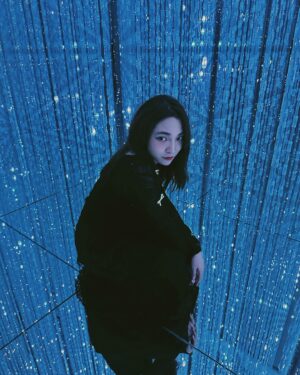 Clover Kao Instagram - 這次去東京teamlab 待最久的地方
可以一直看著那些光影掉入幻想漩渦🌀

帶著 @33isagoodgirl__studio 的洋裝跟罩衫舒服旅行🫶🏻