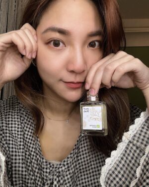 Clover Kao Instagram - 親愛的大家🫶🏻
文章後面有好康要送給各位
記得看到最後喔！

已經不是第一次介紹 @puriposh 這家的產品
土肉桂洗髮精、毛豆精華液、晶肽亮眼精華油都是我的日常愛用～

洗髮精洗起來頭髮蓬鬆不乾澀
還有淡淡肉桂香很療癒
精華液超級清爽！不粘膩卻超級保濕
水狀的質地需要急救皮膚的時候
還可以滴幾滴到化妝棉濕敷～鎮定有感！
亮眼精華油我都拿來全臉按摩
小分子吸收超快完全不會悶臉
裡面他們的獨家專利胜肽可以幫忙改善細紋跟暗沈（年過30不能不認真保養這部分）

最感人的是他們產品完全不使用歐盟禁止的1371種物質
也沒有任何酒精、色素、香料
敏感肌的我用的很安心🥹🥹
之前辦過一次產品抽獎
有些抽到的朋友有跟我反饋
他們收到後真的覺得！很！好！用！
所以這次又來爭取到福利啦～～

PuriPosh 逆齡寵愛季現在開跑囉！即日起到4/30

*新客首購現折$300
*臉部保養第二件5折
*週週抽時尚輕奢設計師珠寶ARTISMI限量款

最後奉上我的粉絲專屬折扣碼⬇️

輸入專屬折扣碼【clover】
全館滿$2500現折$300
推薦大家可以買兩入的組合👍🏻
本身就已經大打折了！
再加上我的折扣碼會划算很多！
👉https://reurl.cc/v09LLj

還有個好康！！！
這次很開心與深受時尚界喜愛的
輕珠寶品牌  @artismi_fine_jewelry 攜手合作
珠寶揉合不同元素的異材質混搭
搭配珠寶規格的精緻做工很值得擁有！
這次挑選3款超美又精緻的限量款
即日起至4/30會抽出3位幸運粉絲～
（訂單編號就是抽獎券喲）
與雙品牌一起 品味純淨 優雅前行🥰