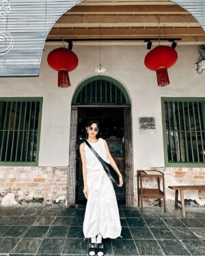 Clover Kao Instagram - White girl in Malaysia 

Outfit/ @ctmoon_official