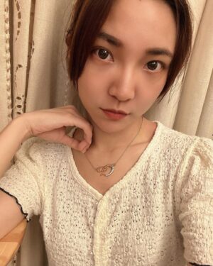 Clover Kao Instagram - 親愛的大家🫶🏻
文章後面有好康要送給各位
記得看到最後喔！

已經不是第一次介紹 @puriposh 這家的產品
土肉桂洗髮精、毛豆精華液、晶肽亮眼精華油都是我的日常愛用～

洗髮精洗起來頭髮蓬鬆不乾澀
還有淡淡肉桂香很療癒
精華液超級清爽！不粘膩卻超級保濕
水狀的質地需要急救皮膚的時候
還可以滴幾滴到化妝棉濕敷～鎮定有感！
亮眼精華油我都拿來全臉按摩
小分子吸收超快完全不會悶臉
裡面他們的獨家專利胜肽可以幫忙改善細紋跟暗沈（年過30不能不認真保養這部分）

最感人的是他們產品完全不使用歐盟禁止的1371種物質
也沒有任何酒精、色素、香料
敏感肌的我用的很安心🥹🥹
之前辦過一次產品抽獎
有些抽到的朋友有跟我反饋
他們收到後真的覺得！很！好！用！
所以這次又來爭取到福利啦～～

PuriPosh 逆齡寵愛季現在開跑囉！即日起到4/30

*新客首購現折$300
*臉部保養第二件5折
*週週抽時尚輕奢設計師珠寶ARTISMI限量款

最後奉上我的粉絲專屬折扣碼⬇️

輸入專屬折扣碼【clover】
全館滿$2500現折$300
推薦大家可以買兩入的組合👍🏻
本身就已經大打折了！
再加上我的折扣碼會划算很多！
👉https://reurl.cc/v09LLj

還有個好康！！！
這次很開心與深受時尚界喜愛的
輕珠寶品牌  @artismi_fine_jewelry 攜手合作
珠寶揉合不同元素的異材質混搭
搭配珠寶規格的精緻做工很值得擁有！
這次挑選3款超美又精緻的限量款
即日起至4/30會抽出3位幸運粉絲～
（訂單編號就是抽獎券喲）
與雙品牌一起 品味純淨 優雅前行🥰