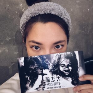 Clover Kao Instagram - 《大法師：信徒》

今天參加大法師的媒體特映會
難得看恐怖片的我
決定來打個心得文
小時候因為姑姑會在家看恐怖片
有時候會不小心在旁邊看到一些可怕的片段
印象最深刻的就是大法師裡
那個小女孩大反轉下樓梯🫣

這部時隔50年的大法師
找來以前主演的女主角重新回歸
算是很棒的驚喜彩蛋👏
再來就是劇情除了恐怖的地方
也有讓人感到溫暖與感動的部分
親情中最無私的無償奉獻
以及當人們在面臨絕望與恐懼
團結在一起時共同奮戰的力量
都很讓人動容跟感同身受🥹

再來就是裡面的兩個小女孩
根本演技大爆炸！！！
恐怖片我覺得最難的部分
就是有些時候大家在演被附身時
都會有種刻意的尷尬感
但這兩個小女孩
真的演出那種不寒而慄的感覺
看著他們的眼神
完全相信他們體內就是住著可怕的惡靈
好幾度我都差點被嚇爛😂😂
推薦喜歡看恐怖片的人
進戲院感受一下這種刺激感👻

【#大法師：#信徒】
10月6日 連假首選 戲院見！
DOLBY CINEMA 
IMAX同步上映✨✨

@universalpicturestwn 

#大法師 
#大法師信徒