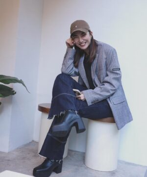 Clover Kao Instagram - 前高後高的黑靴一穿上去
整個比例可以騙大家我腰部以下都是腿😆
現在 @dafshoes 有雙12活動
大家可以去逛一下～
買了就知道
騙大家自己有180的感覺是什麼🤪

#dafshoes