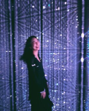 Clover Kao Instagram - 這次去東京teamlab 待最久的地方
可以一直看著那些光影掉入幻想漩渦🌀

帶著 @33isagoodgirl__studio 的洋裝跟罩衫舒服旅行🫶🏻