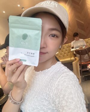 Clover Kao Instagram - 出遠門玩的時候真的很容易肚子卡卡
這個時候就需要一些好東西來輔助
不然玩的不盡興就掃興了
這次去日本帶了 @eandd.ed「輕輕享宴酵素錠」
適合常常吃大餐飲食不夠均衡的捧油～
去日本當然就是卯起來亂吃呀（不然咧）
這包酵素錠使用夾鏈袋小包裝
出門攜帶非常方便
而且天然植萃與多種蔬果成分很讓人安心
我自己是睡前吃2-3錠
隔天起來都會滿通暢的😛😛😛
現代人常常外食、工作壓力大也很適合食用
尤其中秋節剛過⋯⋯
大家是不是都亂吃很多月餅😆😆
這個時候肚子卡卡就需要酵素來幫忙了～
推薦給大家試看看喔！！！

#酵素錠
#排便順暢
#輕輕享宴