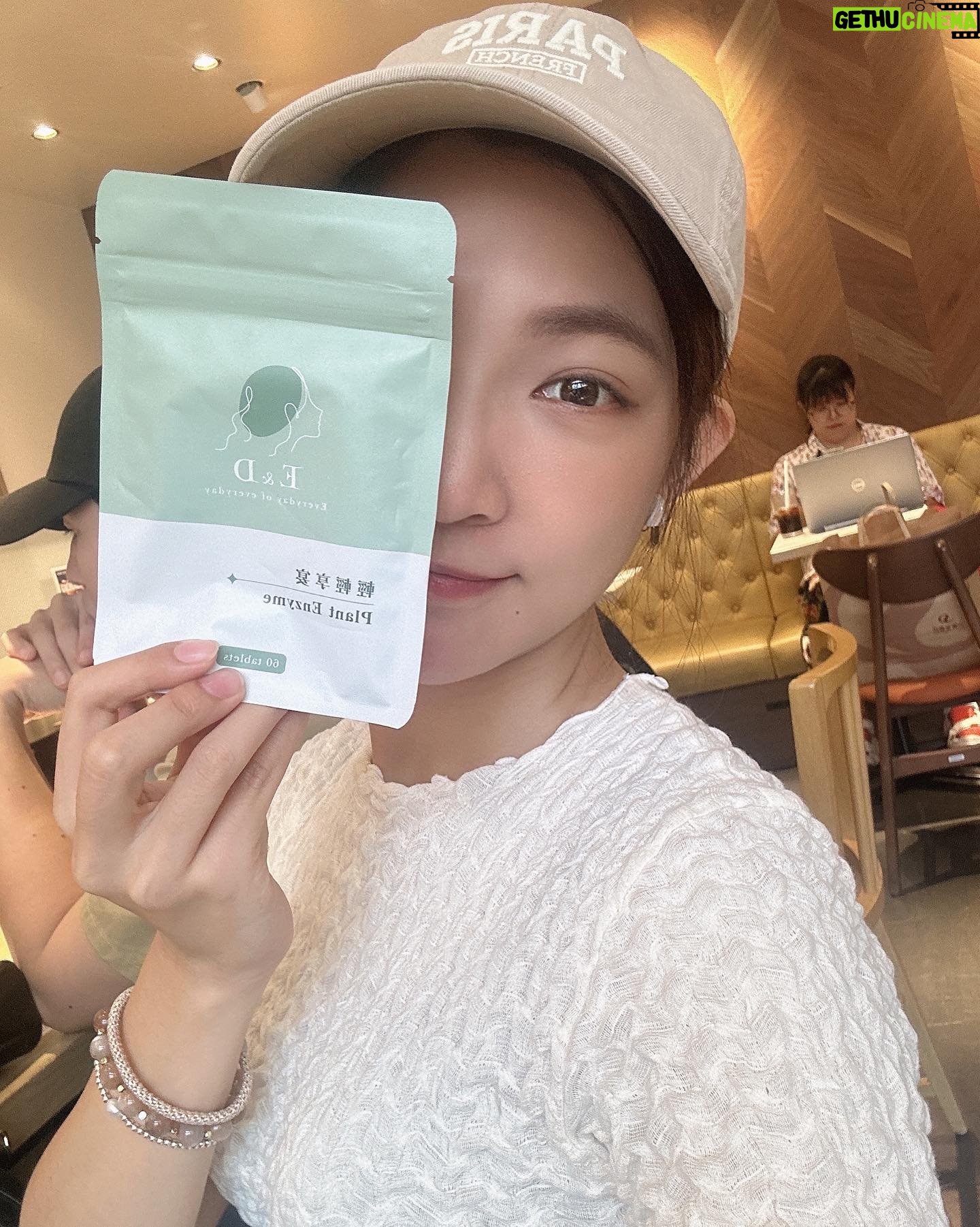Clover Kao - 3 Likes - 出遠門玩的時候真的很容易肚子卡卡
這個時候就需要一些好東西來輔助
不然玩的不盡興就掃興了
這次去日本帶了 @eandd.ed「輕輕享宴酵素錠」
適合常常吃大餐飲食不夠均衡的捧油~
去日本當然就是卯起來亂吃呀(不然咧)
這包酵素錠使用夾鏈袋小包裝
出門攜帶非常方便
而且天然植萃與多種蔬果成分很讓人安心
我自己是睡前吃2-3錠
隔天起來都會滿通暢的😛😛😛
現代人常常外食、工作壓力大也很適合食用
尤其中秋節剛過⋯⋯
大家是不是都亂吃很多月餅😆😆
這個時候肚子卡卡就需要酵素來幫忙了~
推薦給大家試看看喔!!!
#酵素錠
#排便順暢
#輕輕享宴