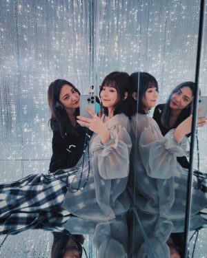 Clover Kao Instagram - 這次去東京teamlab 待最久的地方
可以一直看著那些光影掉入幻想漩渦🌀

帶著 @33isagoodgirl__studio 的洋裝跟罩衫舒服旅行🫶🏻