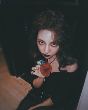 Clover Kao Instagram - 哈利迷應該不會不知道我在扮誰吧！！！
辦了這個哈利波特趴直接讓我累了三天三夜
有空再來更新一下我的瘋狂佈置🤟

最卡愛髮型支援/ @1995christy_ 

#harrypotter 
#harrypotterfan 
#harrypotterparty 
#bellatrix 
#bellatrixlestrange