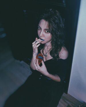 Clover Kao Instagram - 哈利迷應該不會不知道我在扮誰吧！！！
辦了這個哈利波特趴直接讓我累了三天三夜
有空再來更新一下我的瘋狂佈置🤟

最卡愛髮型支援/ @1995christy_ 

#harrypotter 
#harrypotterfan 
#harrypotterparty 
#bellatrix 
#bellatrixlestrange