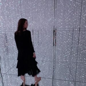Clover Kao Instagram - 這次去東京teamlab 待最久的地方
可以一直看著那些光影掉入幻想漩渦🌀

帶著 @33isagoodgirl__studio 的洋裝跟罩衫舒服旅行🫶🏻