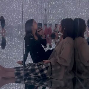 Clover Kao Instagram - 這次去東京teamlab 待最久的地方
可以一直看著那些光影掉入幻想漩渦🌀

帶著 @33isagoodgirl__studio 的洋裝跟罩衫舒服旅行🫶🏻