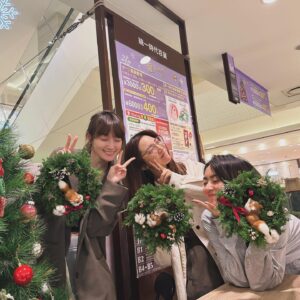 Clover Kao Instagram - 近期最療癒的活動：聖誕手作花圈🎄
毛茸茸小狐狸真的可愛到瘋掉🥹🥹
12/6前可以去統一時代百貨6樓
@resanaflower 臨時櫃做花圈
不用擔心很難
老師手把手一步一步教你！
（而且真的不難啦！）
會怕的話也有現成的花圈跟小聖誕樹可以買！
12/6前來不及去也沒關係
12/6之後還是可以去花藝工作室做喔！
想要的趕快私訊 @resanaflower