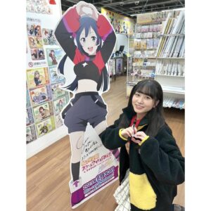 Coco Hayashi Instagram - 🌈🎙️🔥
．
2024.02.03(sat.)
「ODAIBAND」イラスト全員集合スペシャル！
１日店長イベント
優木せつ菜 役 として出演いたしました！✨️
⁡
ニジガクを
せつ菜を大好きな皆様とお話しすることができて、幸せでした！
⁡
これからもせつ菜とともに頑張ろうって
元気をもらえた一日でした。
本当にありがとう☺️
⁡
今度は私が、"大好き"をみんなに伝える番！
まずは、3/9,3/10のユニット甲子園で
"大好き"を叫びますよー！
⁡
そしてこれからも、
ODAIBAゲーマーズでたくさんお買い物してくださいね🫶
．
虹ヶ咲学園キッチンカーで販売中のドリンクもいただいちゃいました🥤✨️
せつ菜はストロベリーシロップにりんごジュース🍓🍎とってもスカーレットだ！！！
甘酸っぱくて美味しかった〜！
．
．
#lovelive #虹ヶ咲