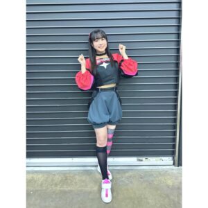 Coco Hayashi Instagram - 🌈🎙️🔥
．
2024.01.13(sat.)〜01.14(sun.)
ラブライブ！虹ヶ咲学園スクールアイドル同好会
6th Live! I love You ⇆ You love Me 神奈川公演
⁡
ご来場、ご視聴いただきまして、
ありがとうございました！✨️
⁡
Kアリーナ、最高の景色でした。
外の雪も溶かすほどの、熱狂。
虹色の光たち。
ほんっとうに、幸せな空間でした！
⁡
ライブは、ステージ上にいる私たちと
客席から参加してくれるみんなと
全員でつくるものだと改めて実感しましたよ！
心があたたかくなります。ありがとう！
⁡
侑ちゃんも含め、ニジガク全員でステージに立つことができたのも、嬉しかった！
⁡
虹ヶ咲のライブで全員揃う場所に参加するのは、私は初めてだったので、
踊っているときにメンバーと目が合う瞬間や
MCでわちゃわちゃとお話しする時間が本当に楽しくて！
⁡
何度でも言いますが、このメンバーの一員になれてよかった。
⁡
ひとりひとり、みんなのことが大好きです！
．
ソロ曲「チェリーボム」
いかがでしたか？🍒💣
⁡
甘酸っぱく瑞々しく、弾けるほどに膨らむ想い。
せつ菜らしい、全力のラブソングだと思います。
⁡
彼女のまだ未熟な少女らしい部分と
まるで世界を救うヒーローのような、
パッション溢れる部分
どちらも表せたらいいなと考えて、パフォーマンスしました！
⁡
せつ菜の"大好き"届きましたか？
．
私は歌ったり踊ったり、ステージの上で表現することが好きです。
⁡
特に優木せつ菜とライブするとき、私は自由になれる気がします。
⁡
せつ菜はどんなときも、
みんなの大好きを否定することはありません。
そんな彼女と共に歌っているから、
私も心を解放することができるんじゃないでしょうか。
⁡
私も、せつ菜の情熱に応えたいと思う。
せつ菜の"大好き"を
応援してくれるあなたの"大好き"を
丸ごと受け止めたいと思っています。
⁡
みんなの想い全部をすくいあげることは
とっても難しいけれど、
せつ菜が「誰もが"大好き"を言える世界を広げていきたい！」と言うのなら
私はその野望を叶えるパートナーになります。
どこまでも一緒に、走っていきます。
⁡
あなたも"優木せつ菜の野望のパートナー"の一員です。
⁡
これからも、優木せつ菜と中川菜々の"大好き"を大切に、演じてまいります。
⁡
7th Liveの開催も発表され、
ビジュアルノベルゲームの制作決定、
にじよん！の放送も劇場版の公開も待っています。
⁡
まだまだ、歩みを止めない虹ヶ咲。
⁡
最高のもっと先へ。
みんなで進んでいきましょう！🌈✨
⁡
⁡
優木せつ菜/林鼓子
．
．
#lovelive #ラブライブ
#虹ヶ咲 #live