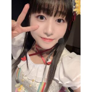 Coco Hayashi Instagram - ⭐️💖🌈
．
2023.12.09(sat.)〜12.10(sun.)
『異次元フェス アイドルマスター★♥ラブライブ！歌合戦』
⁡
虹ヶ咲学園スクールアイドル同好会、優木せつ菜役で出演させていただきました！
⁡
会場に足を運んでくださった皆様、
配信で応援してくださった皆様、
ありがとうございました！
．
交わるはずがないと思っていたアイドルたちが、こうして東京ドームという大舞台で一堂に会するなんて、本当にキセキのような2日間でした！✨
大好きな方たちとお会いすることもできて、
とにかく楽しかったです🎶
⁡
Day2では、せつ菜のソロ曲『CHASE!』も披露させていただきました。
｢私は今、東京ドームにたった一人で立って歌っている。｣
そう考えると、あまりの緊張と興奮で、体の震えが止まりませんでした。
目線をあげると、ドーム中がスカーレットの光でいっぱいになっていて、夢の中にいるようで。
⁡
私の"大好き"なひとたちのために"大好き"を精一杯叫ぼう。そう心に誓って、ステージに立ちました。
⁡
皆様に楽しんでいただけていましたら嬉しいです！
⁡
コラボ曲では
アイドルマスターシャイニーカラーズ
ストレイライトさんの
『Tracing Defender』を披露させていただきました！🎶
⁡
まさかのダンス曲！
今まであまり踊ったことのないような振り付けでしたが、せつ菜のかっこいい一面を皆様にお届けできたらいいなぁと、バキバキ！踊らせていただきました！
⁡
憧れの先輩、ずっと会いたいと思っていたみなさんと踊ることができて、とーっても幸せでした！✨
．
またこんな"異次元"なイベントが開催されたら…そう想像するとワクワクします！
そんな日が来たらいいなと思いますし、
東京ドームのステージに再び立つことができるよう、もっともっと輝けるよう、努力したいと思いました！🌟
．
いよいよ、クリスマスは6th LIVE。
せつ菜と全力で"大好き"を届けますよ！
愛知で会いましょう！
．
．
#異次元フェス
#アイラブ歌合戦
#lovelive #虹ヶ咲
#優木せつ菜