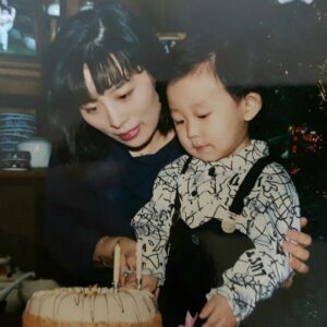 Code Kunst Instagram - 이번 2023년의 생일은 그 어느 때보다 차분하고 조용하게 보내고 있어요, 이상하게 시간이 지날수록 많은 사람들의 축하를 받을 때마다 너무 고맙고 겸손해지는 기분이 들어요. 받은 만큼 보답해야 한다는 뜻으로 기억하고 행동할게요.
생일 축하해 주신 모든 분들 너무 감사합니다, 한 명 한 명 바로 답하지 못해 미안해요, 천천히 모두 답장할게요 사랑합니다. 성우 올림 🌬️🎂

Thank u for wishing me a happy birthday, Love you all ❤️‍🩹