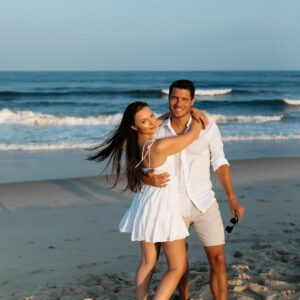 Cody Calafiore Instagram - 📸❣️

@cristielaratta @neverthereyet 
#engagement #engagementpost #engagementshoot #photo #photoshoot #beach