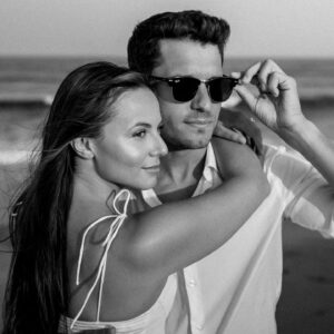 Cody Calafiore Instagram - 📸❣️

@cristielaratta @neverthereyet 
#engagement #engagementpost #engagementshoot #photo #photoshoot #beach