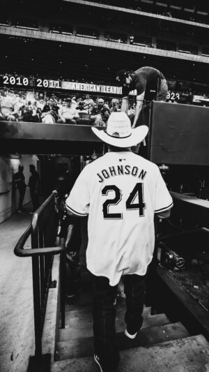 Cody Johnson Instagram - Hey Texas! See y’all on November 9th at @globelifefield. Tickets on sale now!