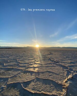 Colette Instagram - JOUR 9 : Lever du soleil au Salinas Grandes 

Départ à 04h45 depuis Tilcara pour Las Salinas Grandes. 
Après 1h45 de route, nous arrivons dans le désert pile poil au moment où le soleil a décidé de pointer le bout de son nez. Il n’y a personne d’autres que nous. 

Nous nous posons ensuite tranquillement et attendons 09h du matin l’arrivée des guides et l’ouverture officielle pour faire un tour en voiture. C’est la que nous découvrons les étendues d’eau au milieu du désert (dans les plus grandes se reflètent le ciel et les montagnes comme dans un miroir). 

Le soleil frappe fort, très fort et la réverbération est hyper présente, mais la visite vaut le détour. C’est à faire dans une vie et qui plus est à faire de bon matin, seul au milieu du désert, car il semble vous appartenir 🤍