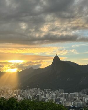 Colette Instagram - Jour 36 : Le Corcovado sous toutes ses formes.

Pour la petite histoire Cor co Vado signifie “Cœur, ou vais je ?”. On a eu la chance de le voir par tous les temps et sous tous les angles. On a de plus pris le tout premier train afin de ne pas avoir la foule et ça valait le coup de se lever ✨