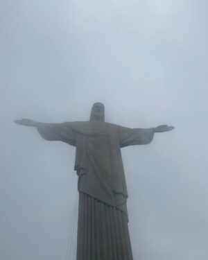 Colette Instagram - Jour 36 : Le Corcovado sous toutes ses formes.

Pour la petite histoire Cor co Vado signifie “Cœur, ou vais je ?”. On a eu la chance de le voir par tous les temps et sous tous les angles. On a de plus pris le tout premier train afin de ne pas avoir la foule et ça valait le coup de se lever ✨