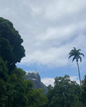 Colette Instagram - Jour 36 : Le Corcovado sous toutes ses formes.

Pour la petite histoire Cor co Vado signifie “Cœur, ou vais je ?”. On a eu la chance de le voir par tous les temps et sous tous les angles. On a de plus pris le tout premier train afin de ne pas avoir la foule et ça valait le coup de se lever ✨