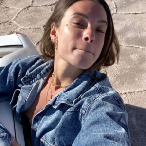 Colette Instagram - JOUR 9 : Lever du soleil au Salinas Grandes 

Départ à 04h45 depuis Tilcara pour Las Salinas Grandes. 
Après 1h45 de route, nous arrivons dans le désert pile poil au moment où le soleil a décidé de pointer le bout de son nez. Il n’y a personne d’autres que nous. 

Nous nous posons ensuite tranquillement et attendons 09h du matin l’arrivée des guides et l’ouverture officielle pour faire un tour en voiture. C’est la que nous découvrons les étendues d’eau au milieu du désert (dans les plus grandes se reflètent le ciel et les montagnes comme dans un miroir). 

Le soleil frappe fort, très fort et la réverbération est hyper présente, mais la visite vaut le détour. C’est à faire dans une vie et qui plus est à faire de bon matin, seul au milieu du désert, car il semble vous appartenir 🤍
